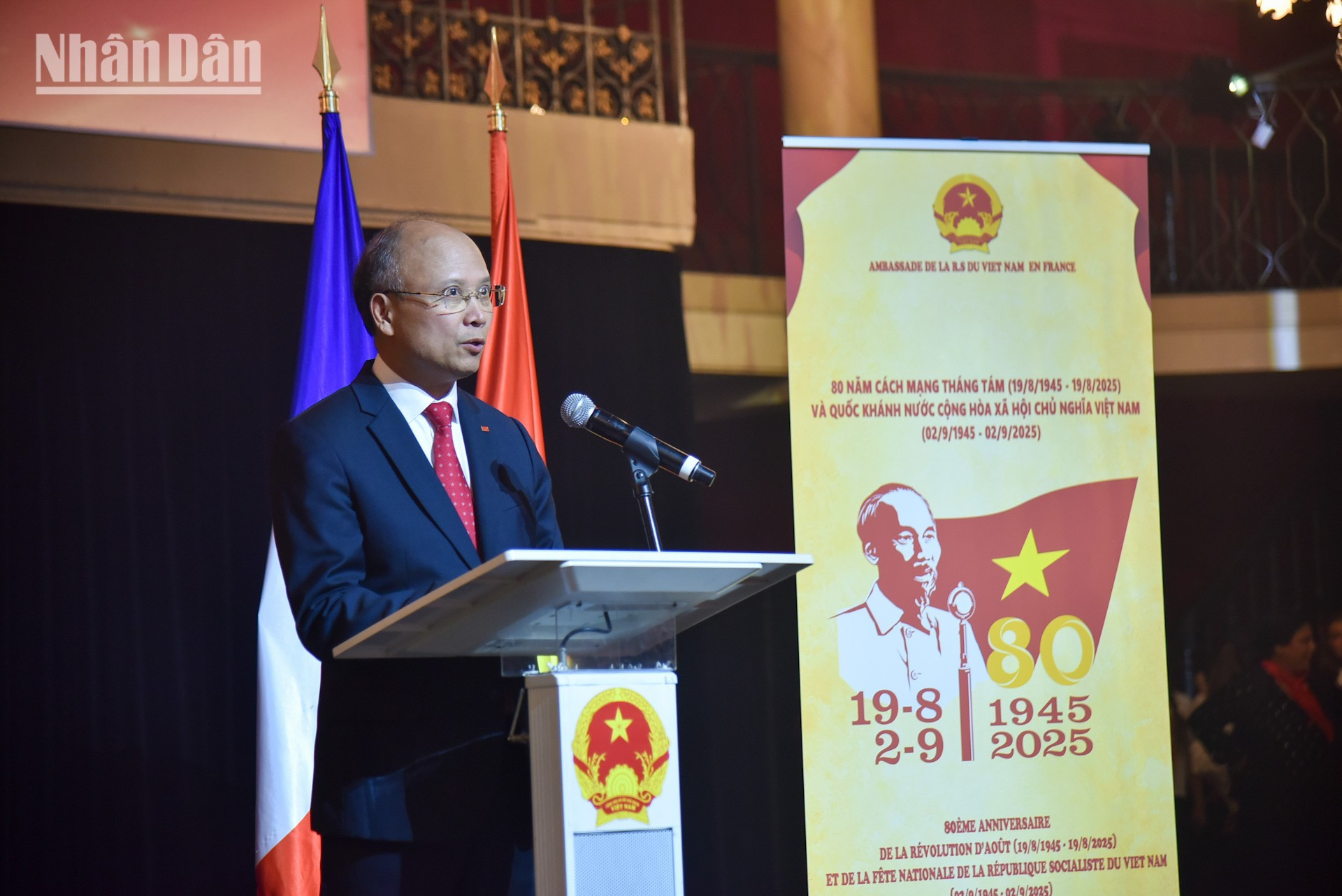 Đại sứ Đinh Toàn Thắng cũng điểm lại chặng đường 8 thập kỷ đầy thử thách và nhiều vinh quang của Việt Nam. Bước ra từ chiến tranh với nhiều gian khó, Việt Nam ngày nay đã vươn mình trở thành một quốc gia năng động và hội nhập quốc tế sâu rộng. Đến năm 2045, nhân dịp kỷ niệm 100 năm thành lập, Việt Nam phấn đấu trở thành một đất nước phát triển, hùng mạnh, thịnh vượng và hạnh phúc. quoc-khanh-tai-phap-2025-duy-13.jpg