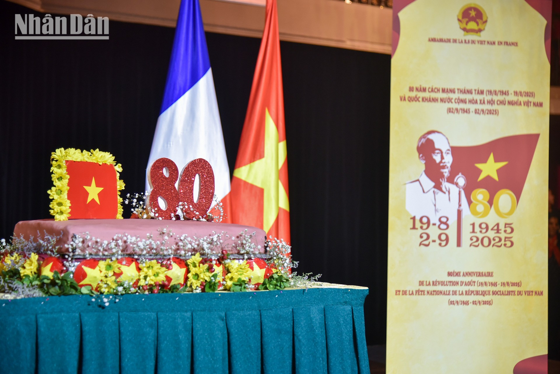 Với GDP gần 500 tỷ USD, Việt Nam ghi danh mình ở vị trí thứ 40 trong bảng xếp hạng những nền kinh tế lớn nhất thế giới và là một trong 20 nhà xuất khẩu hàng đầu toàn cầu. Việt Nam hiện là đối tác của 194 quốc gia, có 34 quan hệ đối tác chiến lược và là thành viên tích cực của hơn 70 tổ chức quốc tế và khu vực. Việt Nam cũng đóng vai trò xây dựng trong nhiều vấn đề toàn cầu như: gìn giữ hòa bình, an ninh tập thể, hỗ trợ nhân đạo, chuyển đổi sinh thái và khả năng chống chịu trước các cuộc khủng hoảng toàn cầu. quoc-khanh-tai-phap-2025-duy-15.jpg