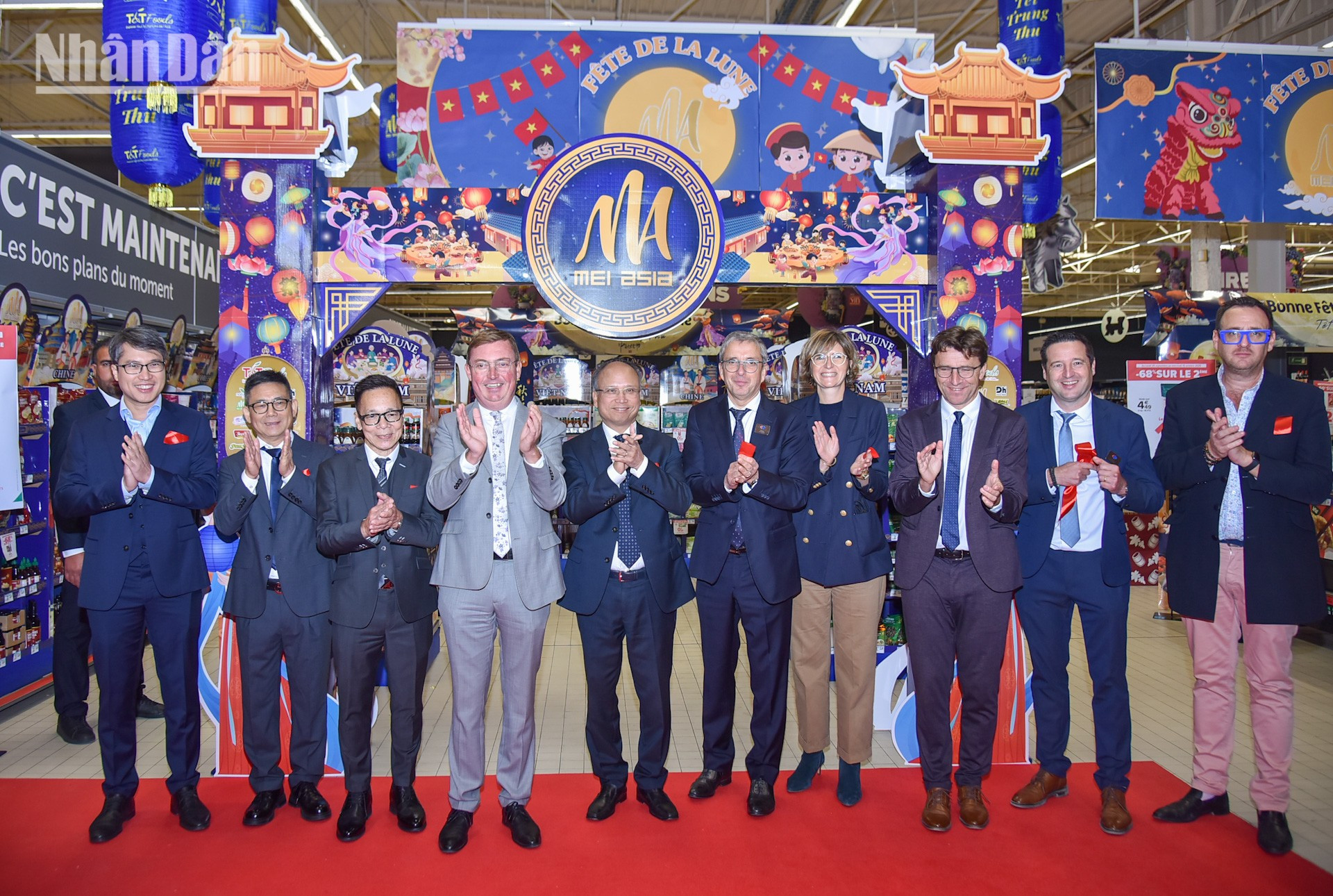 Đông đảo chính quyền các cấp của vùng Grand-Est, tỉnh Meuse, thành phố Verdun (Pháp) và người dân địa phương tham dự lễ khai mạc, thể hiện sự quan tâm đặc biệt đến sự kiện. (Ảnh: MINH DUY)