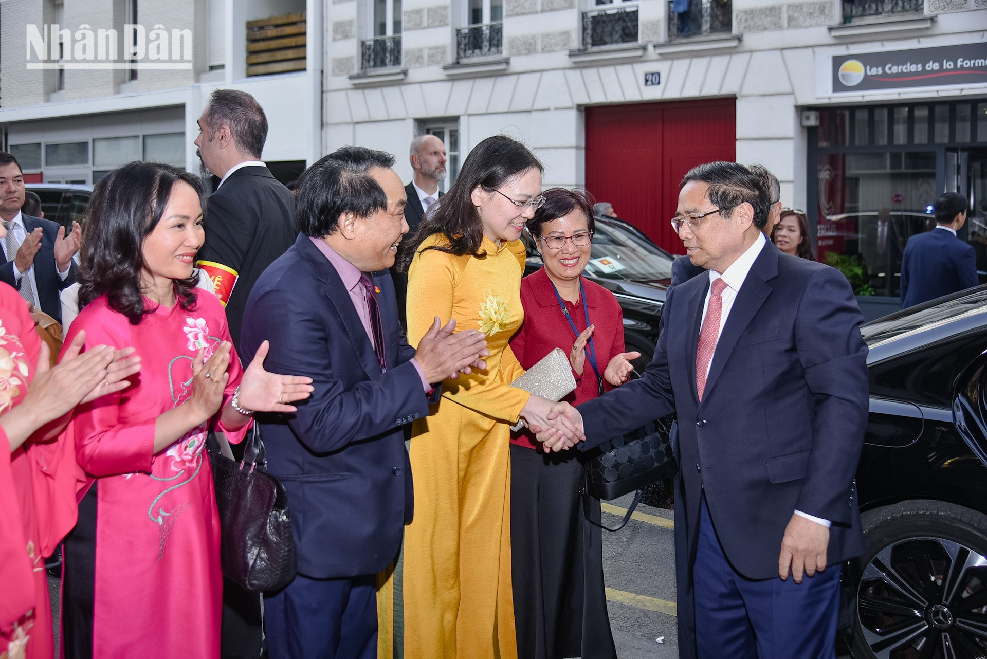 Cán bộ, nhân viên các cơ quan đại diện và kiều bào tại Pháp vui mừng chào đón Thủ tướng Phạm Minh Chính và Phu nhân tới dự cuộc gặp với cộng đồng người Việt được tổ chức ở Trung tâm Văn hóa Việt Nam tại Pháp. duy-5829-2.jpg