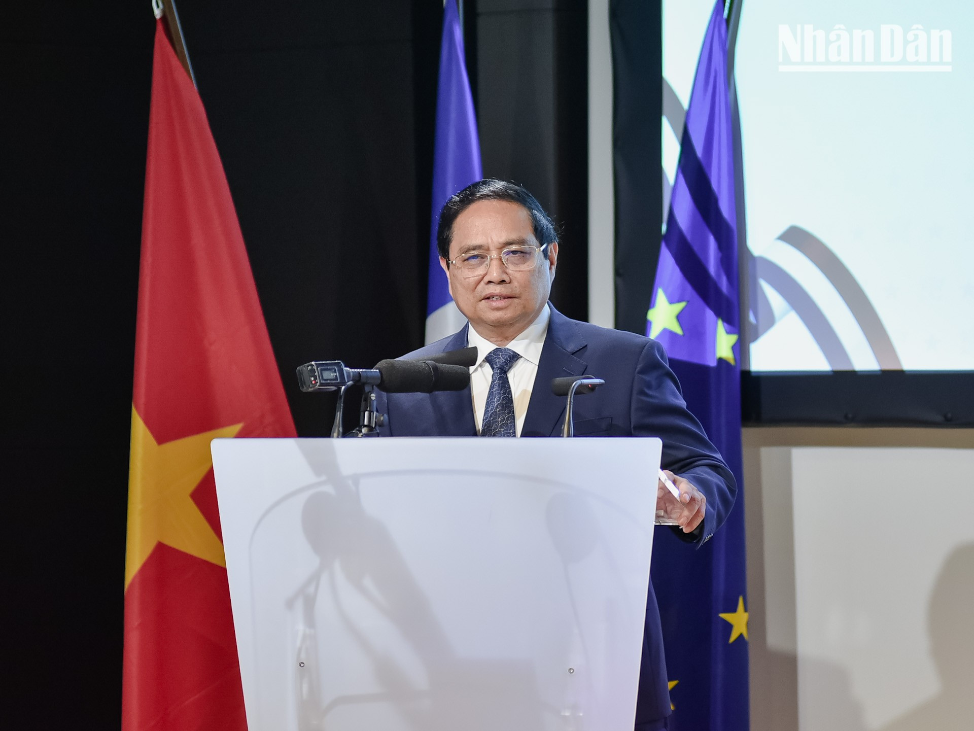 Phát biểu ý kiến tại Diễn đàn, Thủ tướng Phạm Minh Chính nhấn mạnh, quan hệ Việt Nam-Pháp trong hơn 50 năm qua đã được xây dựng trên nền tảng hữu nghị, tin cậy và sự tôn trọng lẫn nhau. Chuyến thăm này của đoàn đại biểu cấp cao Chính phủ Việt Nam đến Pháp không chỉ nhằm củng cố quan hệ ngoại giao, chính trị mà còn mở ra cơ hội thúc đẩy hợp tác kinh tế, thương mại và đầu tư - lĩnh vực mà cả hai quốc gia đều có tiềm năng to lớn để cùng nhau khai thác. duy-6485.jpg