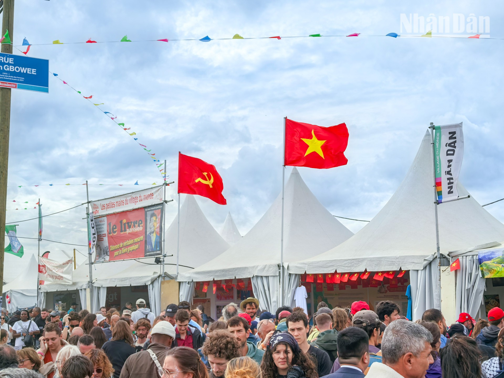 Tại mỗi kỳ Hội báo Nhân đạo (La Fête de l'Humanité) của những người cộng sản và công nhân lao động Pháp, gian trưng bày về Việt Nam do Báo Nhân Dân tổ chức là điểm hẹn để bạn bè Pháp và quốc tế tới gặp gỡ, tìm hiểu về những bước phát triển của Việt Nam. hoi-bao-nhan-dao-2025-duy-17.jpg