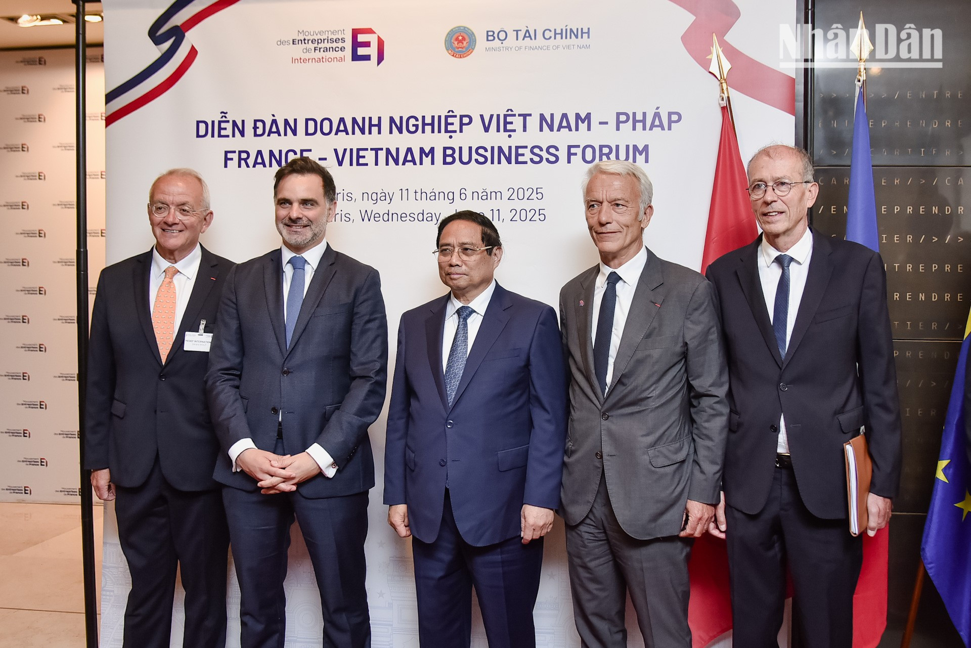 Cùng dự có đại diện lãnh đạo một số bộ, ngành Việt Nam; ông Laurent Saint-Martin, Bộ trưởng đặc trách ngoại thương, Bộ châu Âu và Ngoại giao Pháp và ông François Corbin, Phó Chủ tịch Nghiệp đoàn giới chủ Pháp MEDEF International kiêm Chủ tịch Hội đồng kinh doanh Pháp-Việt, Đại diện đặc biệt của Bộ trưởng Ngoại giao Pháp về quan hệ kinh tế với các nước ASEAN. duy-6298.jpg