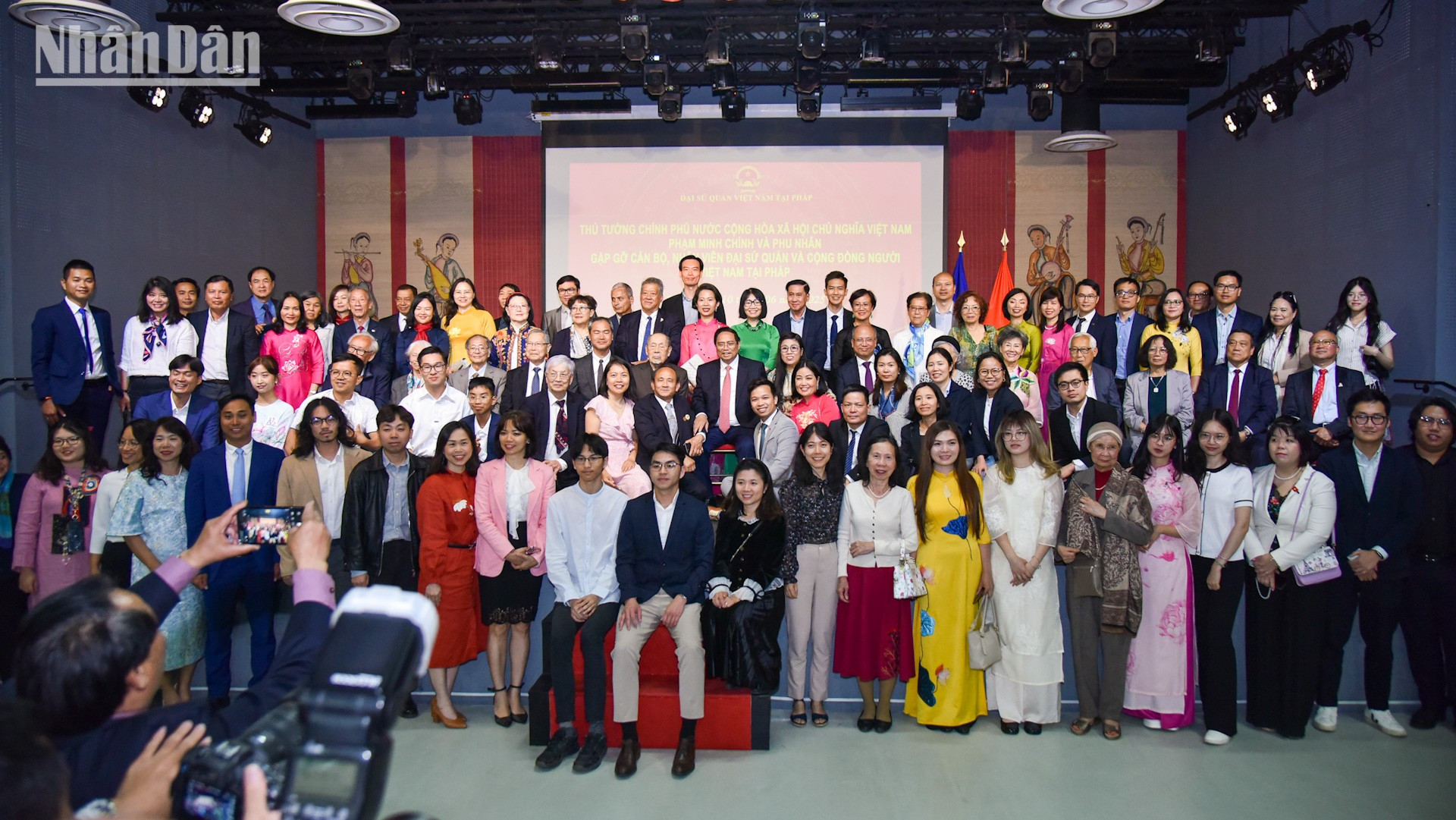 Thủ tướng Phạm Minh Chính mong muốn bà con Việt kiều tại Pháp tiếp tục phát triển cộng đồng ngày càng lớn mạnh; giữ gìn và quảng bá văn hóa dân tộc ; và vun đắp quan hệ Việt Nam-Pháp ngày càng đi vào chiều sâu, thực chất. Thủ tướng Phạm Minh Chính kêu gọi bà con người Việt Nam ở nước ngoài nói chung và bà con kiều bào ở Pháp nói riêng chung tay, góp sức, cùng đất nước thực hiện các định hướng lớn kể trên để cả nước bước vào kỷ nguyên vươn mình giàu mạnh, văn minh, thịnh vượng. duy-6207-1.jpg