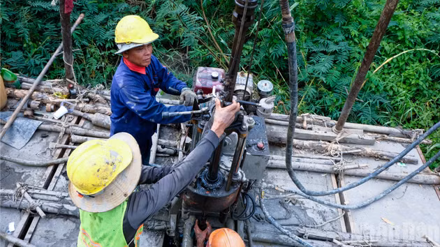 Nhiều máy khoan chuyên dụng đã đồng loạt triển khai các mũi khoan khảo sát địa chất dọc đại lộ Nguyễn Văn Linh.