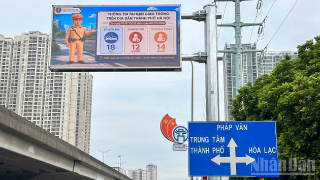 [Ảnh] Hà Nội đưa vào vận hành 36 màn hình LED cảnh báo giao thông theo thời gian thực