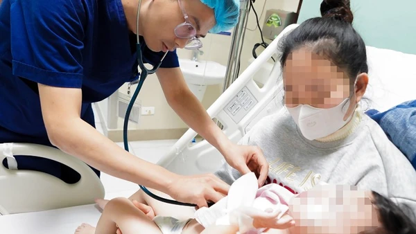 Bác sĩ thăm khám cho bệnh nhi.