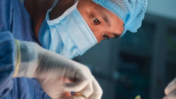 Bác sĩ tiến hành phẫu thuật cho người bệnh.