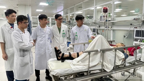 Tiến sĩ, bác sĩ Cao Mạnh Thấu, Phó Trưởng khoa Phẫu thuật và Ung bướu, Bệnh viện Hữu nghị Việt Đức (phải) cùng tour trực hội chẩn trường hợp bệnh nhân chấn thương do tai nạn giao thông. 