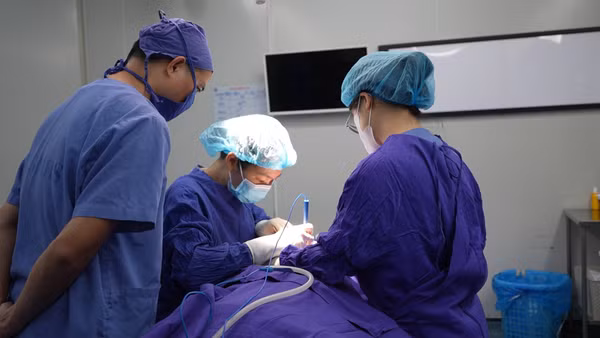 Bác sĩ thực hiện can thiệp lấy dị vật cho bệnh nhân. (Ảnh: BVCC)