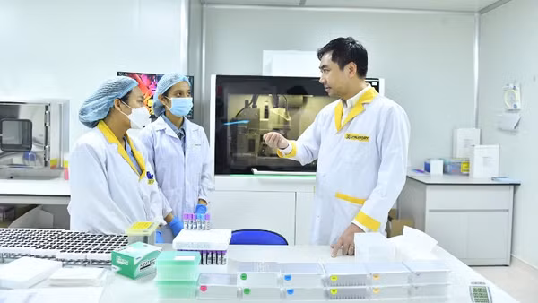 Tiến sĩ Võ Sỹ Nam đang thảo luận với cộng sự về các công nghệ giải mã gene.
