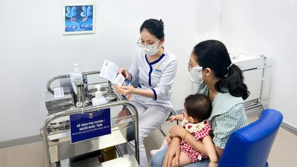 Chị T.N đưa con gái đến VNVC Châu Thành (An Giang) tiêm vaccine não mô cầu nhóm B.
