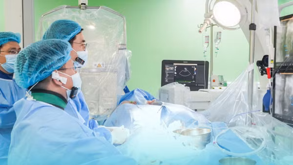 Tiến sĩ, bác sĩ Cao Việt Tùng thực hiện thay van động mạch phổi qua da cho bé L.V với sự tư vấn của chuyên gia Hàn Quốc.