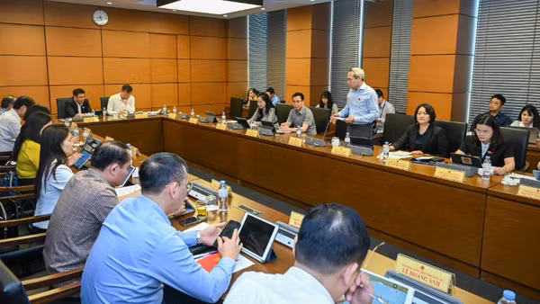 Các đại biểu thảo luận tại tổ sáng 10/4. (Ảnh: THỦY NGUYÊN)