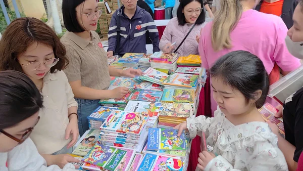 Bé Hoàng Thanh Phương hào hứng chọn truyện tranh.