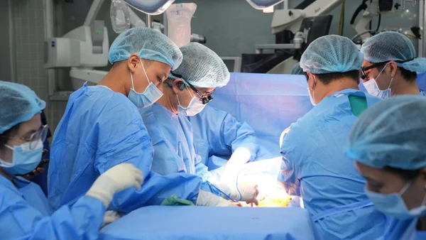 Các bác sĩ tiến hành ghép cho người nhận. 