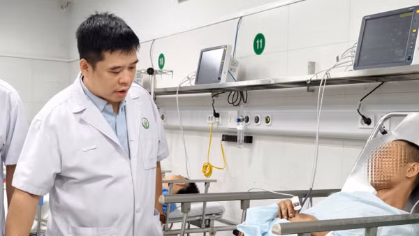 Bác sĩ khám cho bệnh nhân sau phẫu thuật.