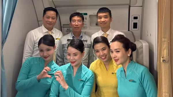Giáo sư, Tiến sĩ Mai Duy Tôn (mặc áo ghi, đứng giữa) chụp ảnh cùng phi hành đoàn.