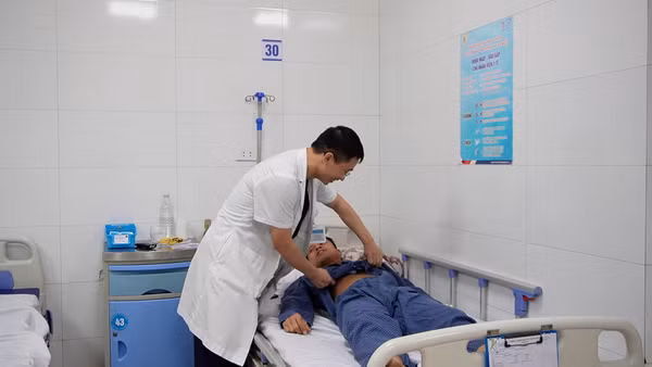 Bác sĩ thăm khám cho bệnh nhân sau điều trị.