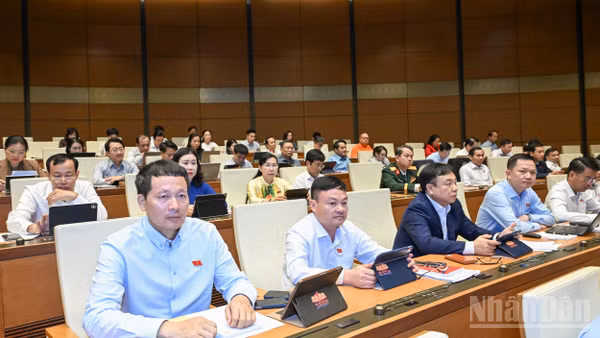 Quốc hội thảo luận tại hội trường sáng 21/4. (Ảnh: DUY LINH)