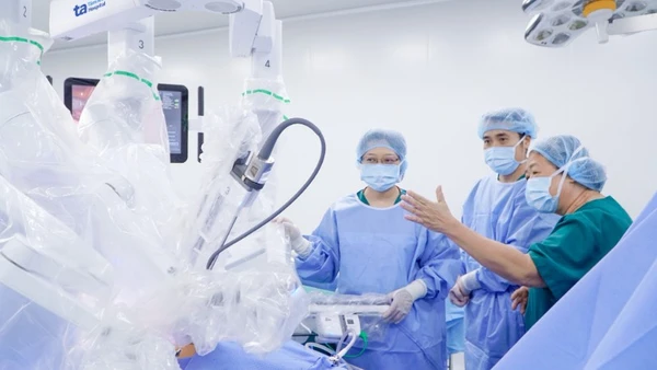Bác sĩ chuyên khoa II Nguyễn Bá Mỹ Nhi (phải) hướng dẫn ê-kíp bác sĩ trước khi phẫu thuật bằng robot Da Vinci Xi.