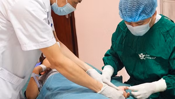 Bệnh nhi được các y bác sĩ xử trí, làm sạch và đánh giá tổn thương sau phẫu thuật.