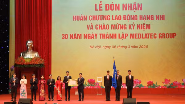 Thừa ủy quyền của Chủ tịch nước, Thứ trưởng Thường trực Y tế Vũ Mạnh Hà trao Huân chương Lao động hạng Nhì cho Hệ thống Y tế Medlatec.