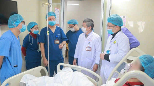 Giáo sư, Tiến sĩ Nguyễn Gia Bình - chuyên gia hàng đầu về hồi sức tích cực đã thăm khám và đánh giá mức độ tổn thương của từng người bệnh.