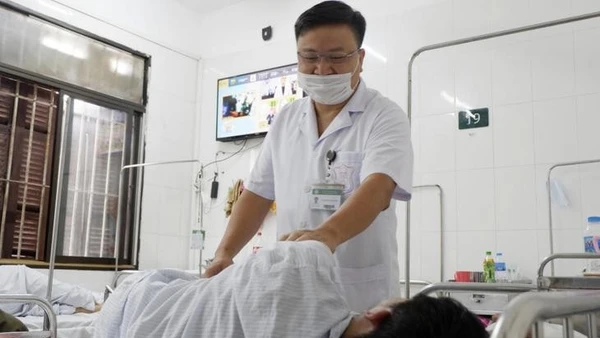 Bác sĩ Viện Sức khỏe tâm thần, Bệnh viện Bạch Mai thăm khám cho bệnh nhân. (Ảnh: BVCC)