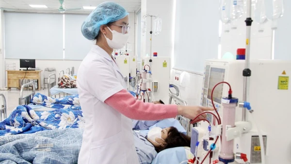Nhân viên Bệnh viện đa khoa Lục Nam, tỉnh Bắc Ninh vận hành máy chạy thận nhân tạo.