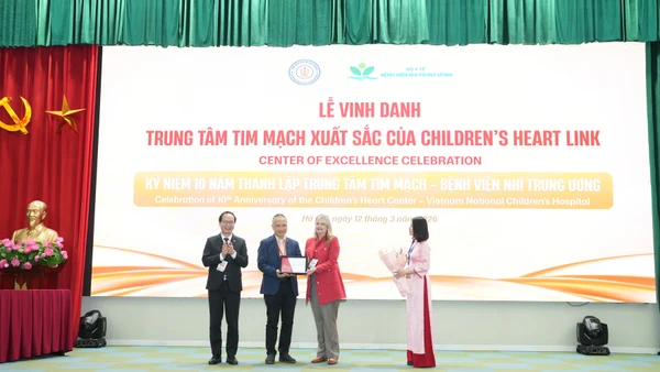 Trung tâm Tim mạch, Bệnh viện Nhi Trung ương vừa được trao danh hiệu “Trung tâm Tim mạch xuất sắc” do tổ chức Children’s HeartLink phối hợp với Bệnh viện Trẻ em Benioff, San Francisco, California trao tặng.