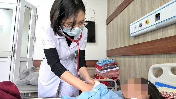 Bác sĩ thăm khám lại cho bệnh nhân. 