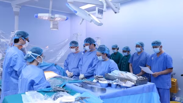 Các bác sĩ tri ân nghĩa cử cao đẹp của người hiến tạng.