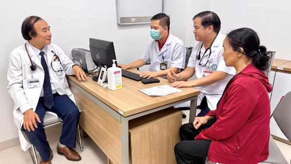 Giám đốc Bệnh viện Đào Xuân Cơ trực tiếp thăm khám và tư vấn cho người bệnh.