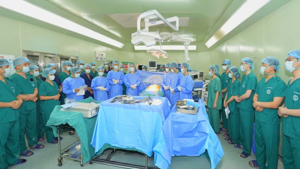 Các bác sĩ kính cẩn nghiêng mình trước nghĩa cử cao đẹp của người hiến tạng. (Ảnh: BVCC)