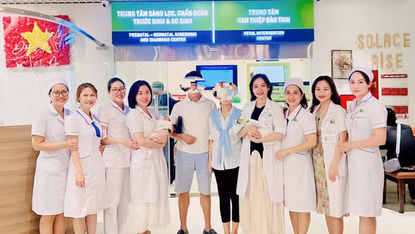 Sau 13 tuần nỗ lực giữ thai, 2 em bé đã chào đời khỏe mạnh.