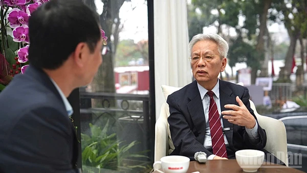 Nhà báo Hữu Việt và Tiến sĩ Nguyễn Sĩ Dũng tại buổi talkshow. 