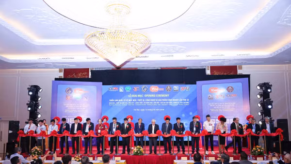 Triển lãm Quốc tế về Máy móc, Thiết bị, Công nghệ và Sản phẩm Công nghiệp lần thứ 23 đã khai mạc sáng nay tại Hà Nội, có quy mô hơn 350 gian hàng với sự tham gia của 280 doanh nghiệp, tổ chức trong nước và quốc tế.