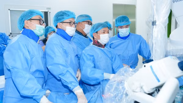 Tiến sĩ, bác sĩ Nguyễn Quốc Thái, Phó Viện trưởng Viện Tim mạch và ê-kíp thực hiện kỹ thuật TAVI cho người bệnh. (Ảnh: BVCC)