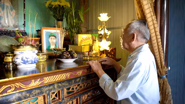 Cụ Nguyễn Tiến Minh (90 tuổi) cuối cùng đã tìm thấy người em trai hy sinh từ 53 năm trước. (Ảnh chụp năm 2025: GeneStory cung cấp)