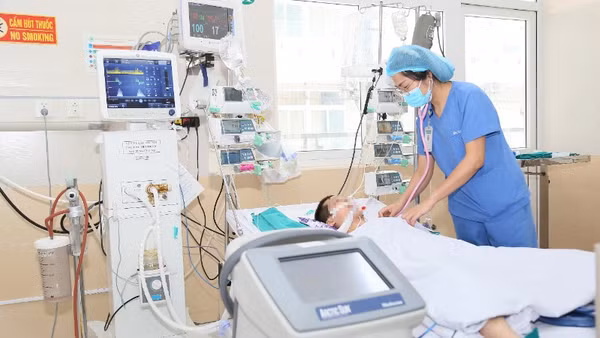 Tại thời điểm nhập viện, bệnh nhi trong tình trạng suy hô hấp nặng, giảm oxy máu nghiêm trọng và hôn mê sau thiếu oxy não.
