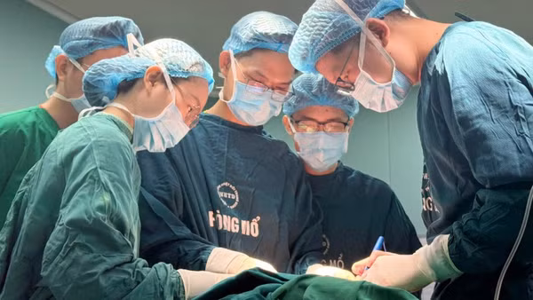 Các bác sĩ tiến hành phẫu thuật cho bệnh nhi. 
