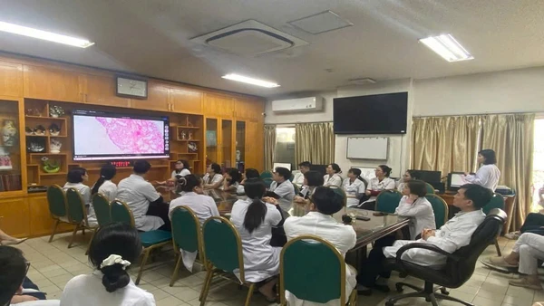 Cuộc hội chẩn giữa các bác sĩ lâm sàng và bác sĩ giải phẫu bệnh.