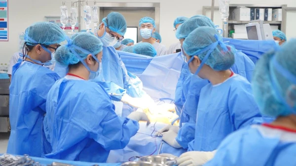 Ê-kíp tiến hành lấy đa tạng của người hiến. 