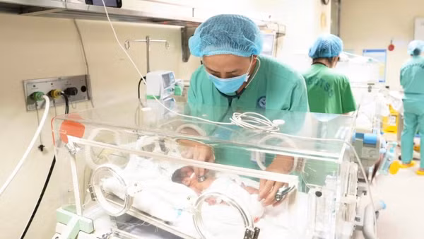 Bé sơ sinh được theo dõi sát sao tại Trung tâm Sơ sinh, Bệnh viện Phụ sản Trung ương.