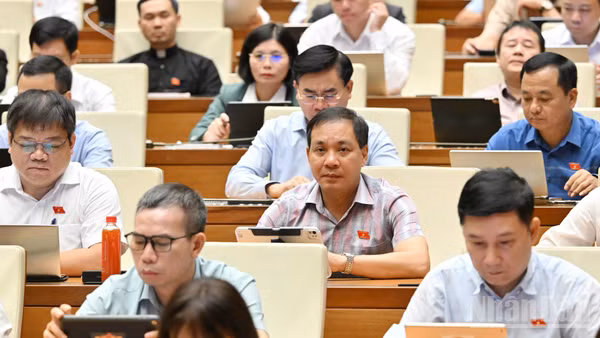 Quốc hội thảo luận tại hội trường sáng 10/8. (Ảnh: THỦY NGUYÊN)