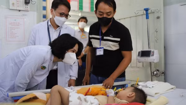 Phó Giáo sư, Tiến sĩ Nguyễn Thị Liên Hương, Thứ trưởng Y tế thăm hỏi bệnh nhi mắc tay chân miệng nằm tại Bệnh viện Nhi đồng 2.