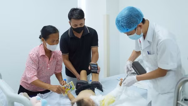 Sau phẫu thuật, cẳng tay và bàn tay phải hồng ấm, tuần hoàn chi được duy trì tốt, cho thấy tình trạng tưới máu của cánh tay được bảo đảm.