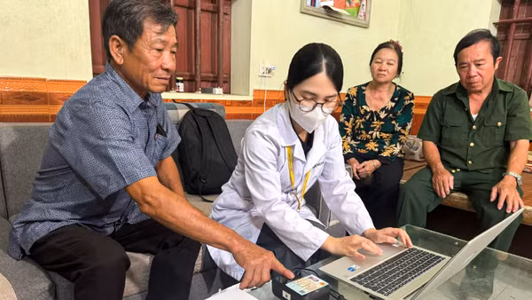 Hai người em trai liệt sĩ Lương Bá Nho trực tiếp tham gia lấy mẫu máu với niềm hy vọng mong manh sau nhiều thập kỷ chờ đợi.