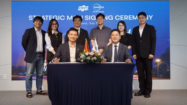 Ông Vũ Anh Tú, Giám đốc Điều hành FPT UAV, Tập đoàn FPT và ông Kwon Ki-jung, Tổng Giám đốc NARMA Inc. đại diện ký kết hợp tác.